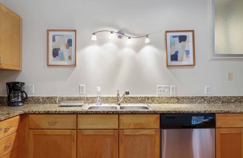 Downtown Apartment | 2 Bedroom Hip Apartment, Apple TV, Fast Wifi