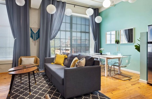 Downtown Apartment | 2 Bedroom Hip Apartment, Apple TV, Fast Wifi