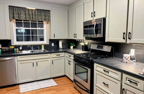 Anderson House | 2 bedroom Pet Friendly home with fenced yard in close to Hwy 81 & Clemson Blvd