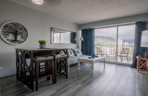 McCully - Moiliili Apartment | 2 bedroom Waikiki Condo Sleeps 6 Free Parking