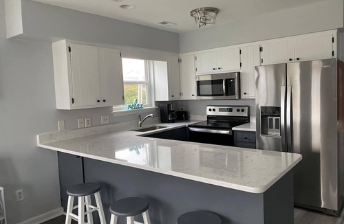 North Topsail Beach House | 2 blocks to the beach- Pool- King-sized beds- Sound- SUPs- Linens- Beachgear