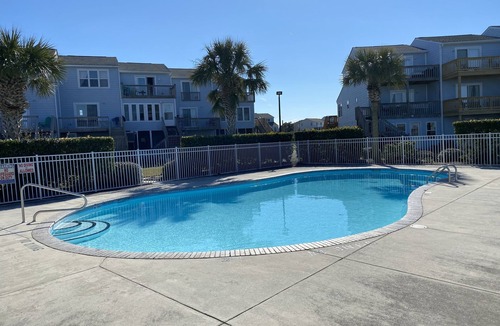North Topsail Beach House | 2 blocks to the beach- Pool- King-sized beds- Sound- SUPs- Linens- Beachgear