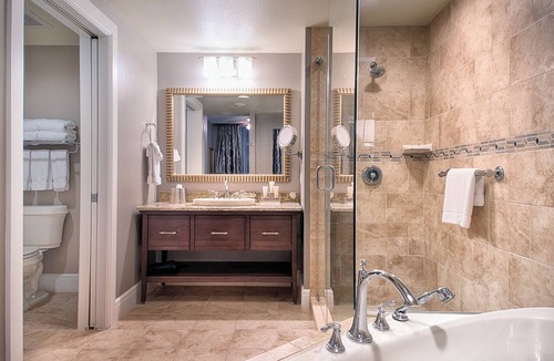 National Harbor Hotel | 2 BR at National Harbor -Rooftop + Indoor Pools. 25% Deposit to Book!