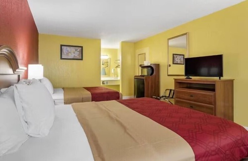 Douglas Hotel | 2 Budget-Friendly Pet-Friendly Rooms w/Free Parking & Outdoor Pool