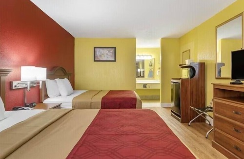 Douglas Hotel | 2 Budget-Friendly Pet-Friendly Rooms w/Free Parking & Outdoor Pool