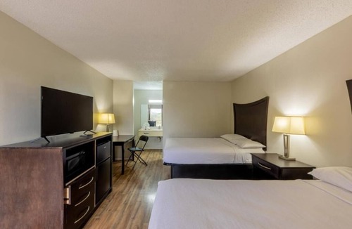 Beeville Hotel | 2 Budget-Friendly Rooms w/Breakfast, Parking, Pet-Friendly Stay
