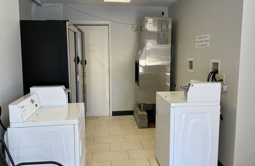 West Columbia Apartment | 2 Full Beds|Smoking, Kitchen