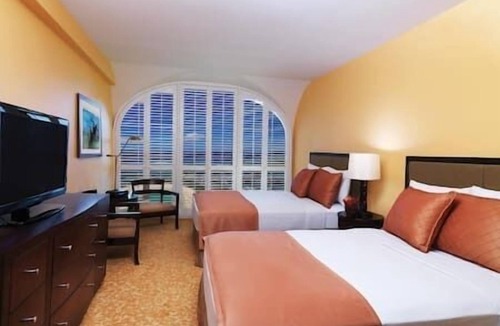 Waikiki Resort | 2 Hilton Grand Vacation Club Hawiaan Village Resort, Beachfront