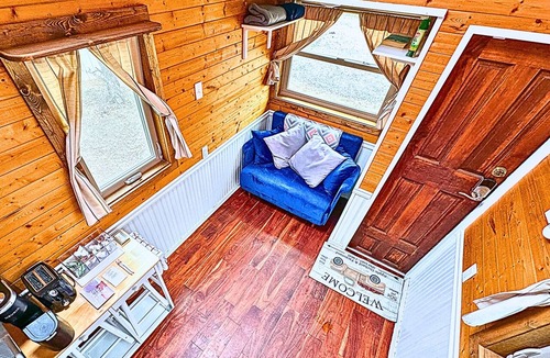 Eastland Cabin | 2 Lakefront Tiny Home, Glamping, Fishing, Kayaking