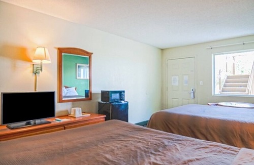 Ashburn Hotel | 2 Lodgings Walk to World's Largest Peanut Statue | 2 Queen Beds | Free Parking