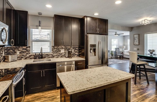South Arlington House | 2 Mi to Stadiums & UT Arlington! Stylish Home