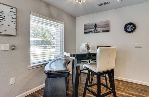 South Arlington House | 2 Mi to Stadiums & UT Arlington! Stylish Home