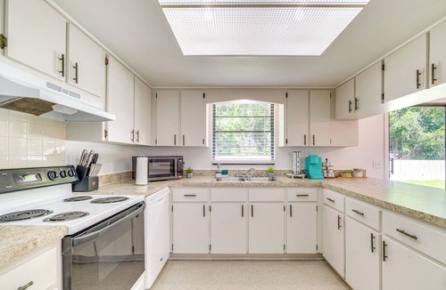 Crystal River Cottage | 2 Mi to State Parks! Crystal River Home w/Yard