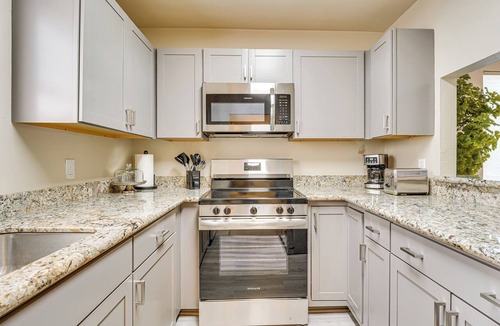 Gainesville Condo | 2 Mi to UF Campus: Modern Condo w/Pool Access!