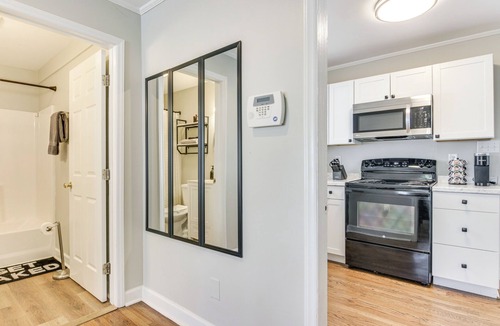 Biddleville Cottage | < 2 Mi to Uptown Charlotte: Home w/Large Yard!