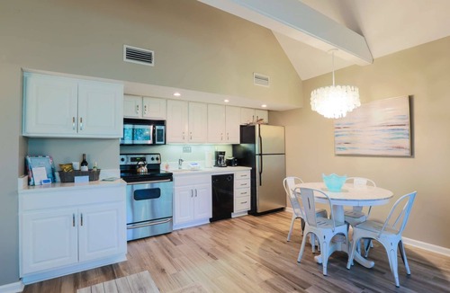 West Beach Village Villa | 2 Min Walk to Beach, Beautifully Decorated Pet Friendly Villa Tucked Away in Kiawah Seaside Forest