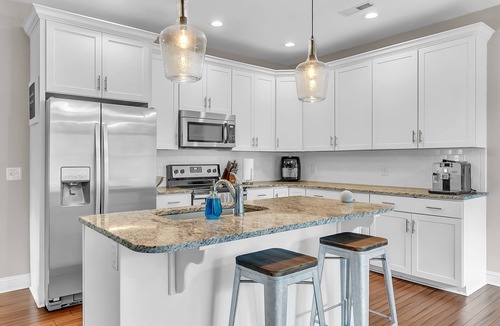 Newport House | 2 Minutes from the Water! Pet-Friendly Fully Fenced Backyard!
