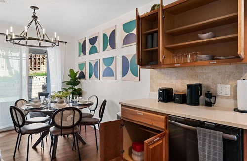 Austin House | 2 Mirrored Units- Fire pits and grill, walk to Starbucks, HEB, restaurants
