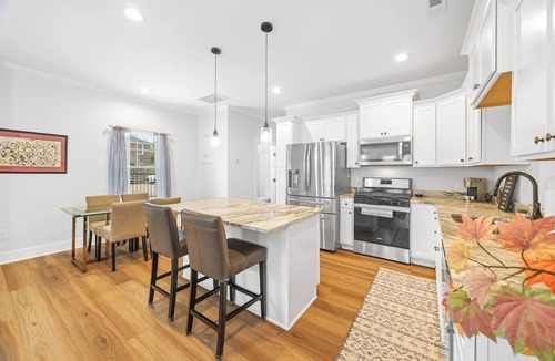Drayton House | 2 Modern 2024 Townhomes | Spacious Stay for 10 Near Downtown