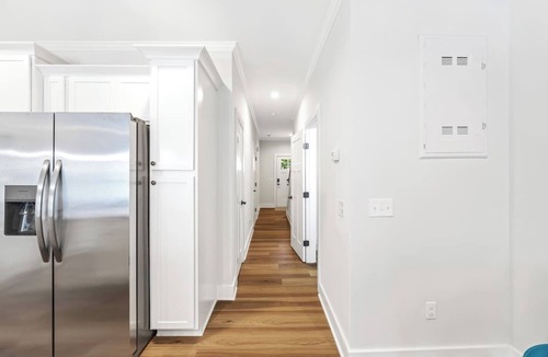 Drayton House | 2 Modern 2024 Townhomes | Spacious Stay for 10 Near Downtown
