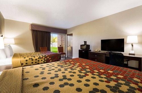Perry Hotel | 2 Pet Friendly Rooms | Near Rozar Park | Free Parking, Breakfast & Pool Access