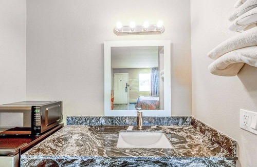 Rockdale Apartment | 2 Queen Bed|Smoking|Rockdale TX
