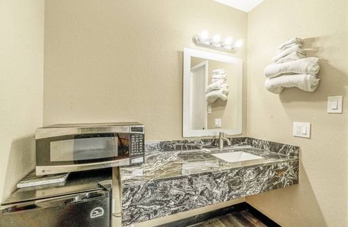 Rockdale Apartment | 2 Queen Bed|Smoking|Rockdale TX