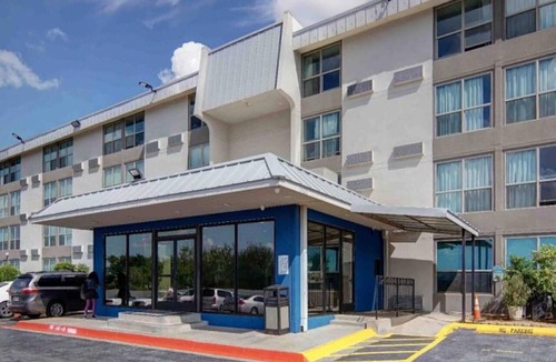 West Meadowbrook Apartment | 2 Queen Beds | Smoking