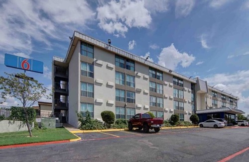 West Meadowbrook Apartment | 2 Queen Beds | Smoking
