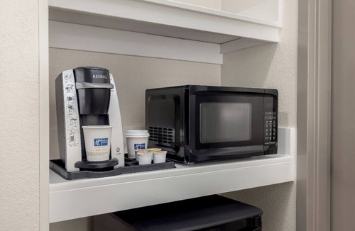 Myrtle Beach Hotel | 2 Queen Beds w/Free Parking & Breakfast, Pool & Hot Tub | Myrtle Beach - 2.6 mi