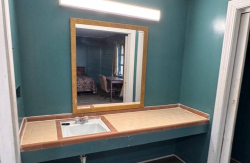Dothan Hotel | 2 Relaxing Budget-Friendly Rooms Near Parks, Pets Allowed + Free Parking