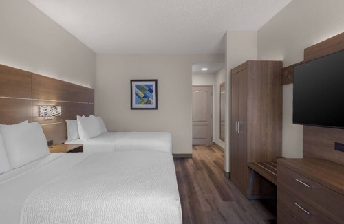 Myrtle Beach Hotel | 2 Rooms Steps to Broadway at the Beach | Free Breakfast & Parking + Onsite Pool