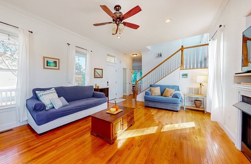 Manteo House | 2-story dog-friendly home with streaming, fireplace, front porch, balcony, W/D