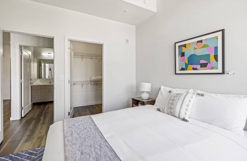 Bluemont Hotel | 2 Units | Modern DC Stay w/Kitchen & Pool | Close to Lincoln Memorial & Dining