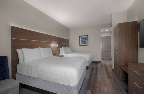 Myrtle Beach Hotel | 2 Weekend Getaway Rooms | Free Parking & Breakfast, Onsite Pool & Hot Tub