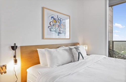 Rainey Street Historic District Apartment | 20th FL 1BR - Heated Pool - Gym - Bar - Balcony