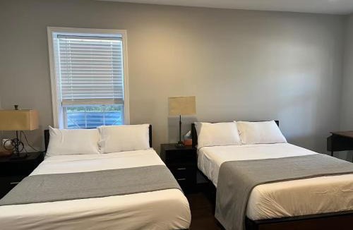 Nauck House | 25 Lux Room 5 - 2 Queen Beds, Shared Bathroom - Nonsmoking