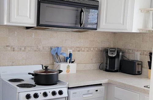 Rehoboth Beach Cottage | 25b Olive Ave.- North Rehoboth Cottage with prime ocean-block location