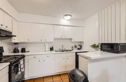 Bouldin Apartment | 2B Getaway | Walk Dtwn | Sleeps 6 | Pool + Prkg