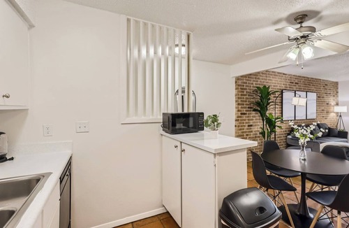 Bouldin Apartment | 2B Getaway | Walk Dtwn | Sleeps 6 | Pool + Prkg