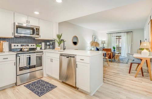 Montgomery Condo | 2bd/2ba Condo * Dogs Welcome * 30+ day stay * Pool
