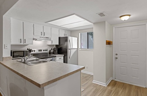 Savannah Condo | 2bd/2ba Condo*Pool*Newly Renovated * 30+ day stays
