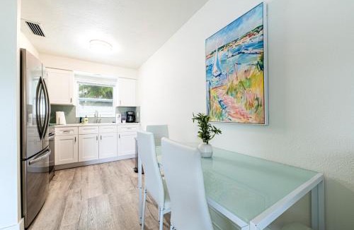 Indian Rocks Beach Apartment | 2bd 2ba Sunview 6 2Mins to BeachPool!
