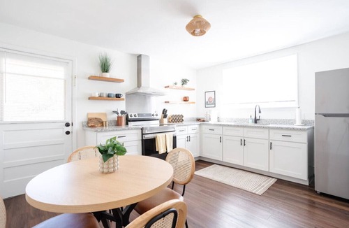 Midtown House | 2BR Bright & Breezy Home Walk to Hospital, near DT