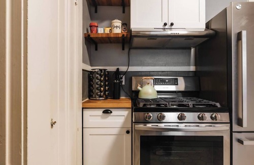 West Campus House | 2BR Historic Victorian Townhouse, Walk to UT & Downtown | Free Parking ❤️