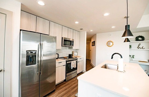 Third Ward Apartment | 2BR Uptown Furnished Apartment near Truist Fields by RedAwning