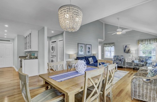 Pelican Bay House | 2min to Beach + Shared Pool + Screened Porch + Ping Pong | Minutes to Charleston
