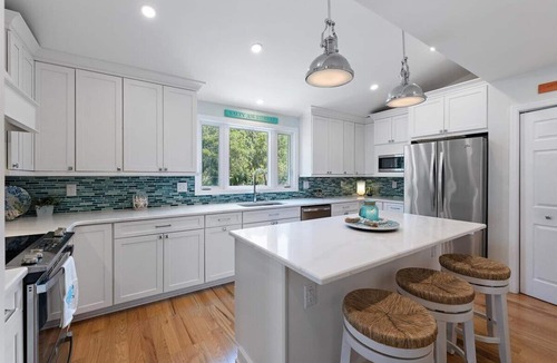 Pelican Bay House | 2min to Beach + Shared Pool + Screened Porch + Ping Pong | Minutes to Charleston