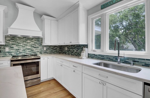 Pelican Bay House | 2min to Beach + Shared Pool + Screened Porch + Ping Pong | Minutes to Charleston
