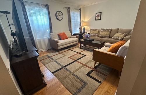 Arlington House | 3.5 miles to Washington DC- Family Size Spacious 4BDR + Parking
